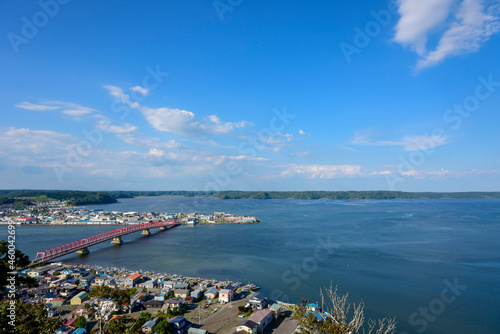 Fototapeta Naklejka Na Ścianę i Meble -  北海道　東部　厚岸の海と橋と町