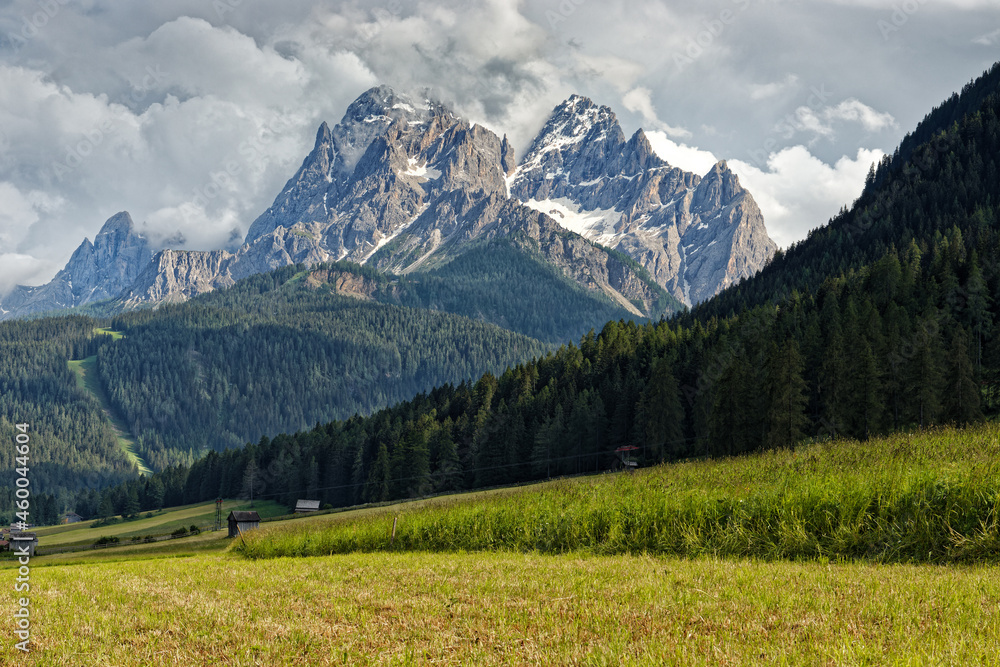 Bergwiesen mit alten Holzhütten vor den Gipfeln der Sextner Dolomiten, Pustertal, Alpen, Südtirol, Italien 