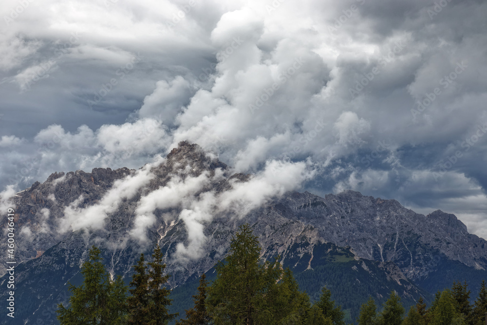Gipfel der Sextner Dolomiten mit dramatischen Nebeln und Wolken, Pustertal, Alpen, Südtirol, Italien Gipfel der Sextner Dolomiten mit dramatischen Nebeln und Wolken, Pustertal, Alpen, Südtirol, Italien