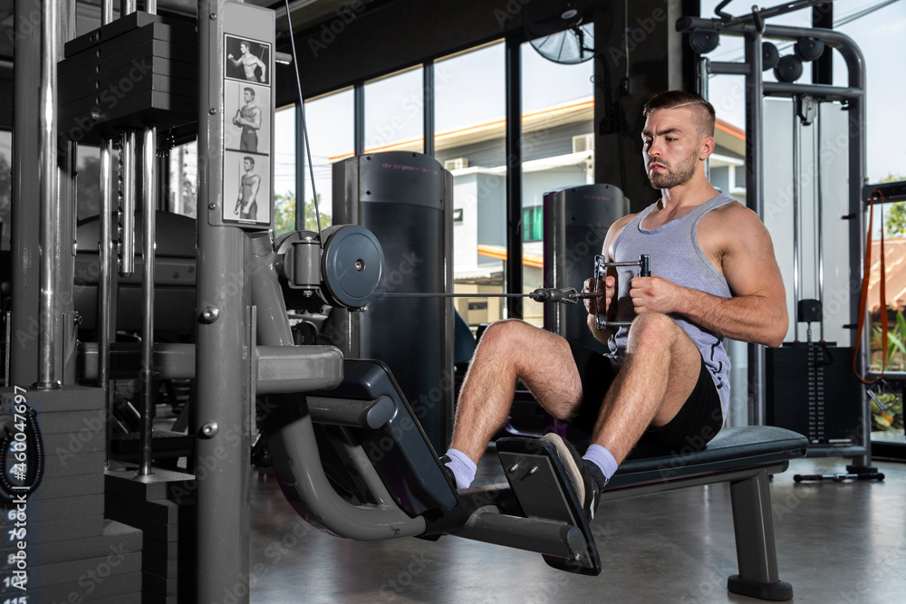 Ταπετσαρία young man trains the muscles of the shoulder girdle and abdominal press using a