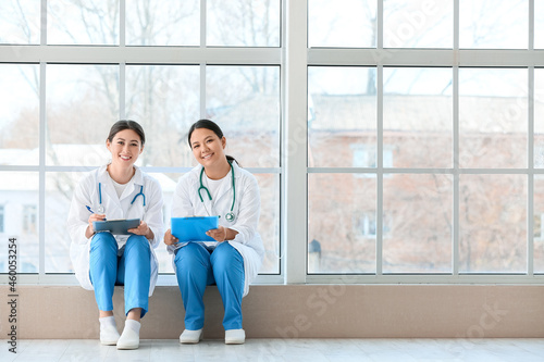 Female Asian doctors sittin...