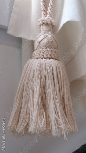 Tablou pe pânză Cortina de ventana con cordón beige