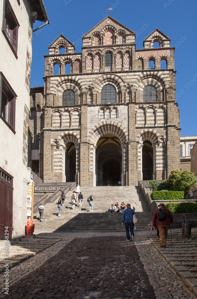 Groupes de touristes assis ou montant le grand escalier qui conduit à la cathédrale du Puy en Velay (Haute-Loire)