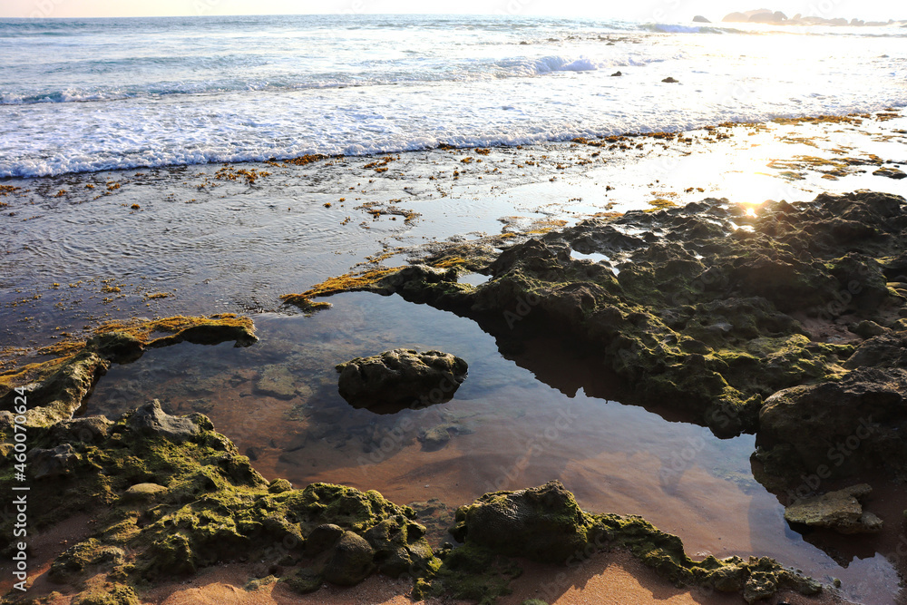 Obraz premium Reflection of the setting sun in the coastal waters of the Indian Ocean in Sri Lanka