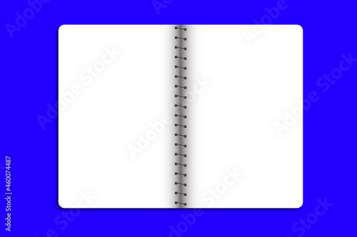 Blanco Schreibheft mit Spirale vor blauem Hintergrund