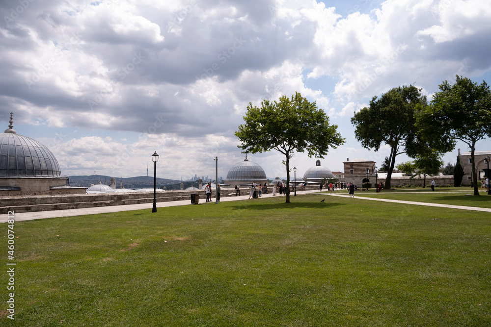 Fototapeta premium suleymaniye mosque garden view in cloudy day