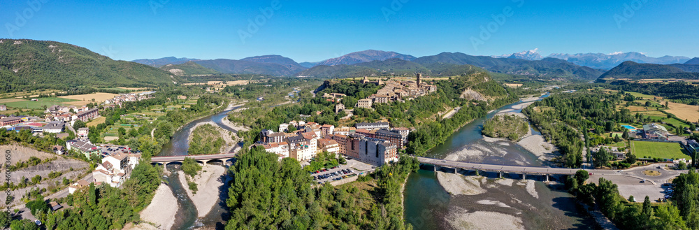 Drohnenaufnahme, Luftbild Panorama der Neustadt von Ainsa und die Flüsse Rio Cinca und Ara, dahinter die historische Altstadt von Ainsa und die Berge der Pyrenäen, Aínsa, Provinz Huesca, Spanien