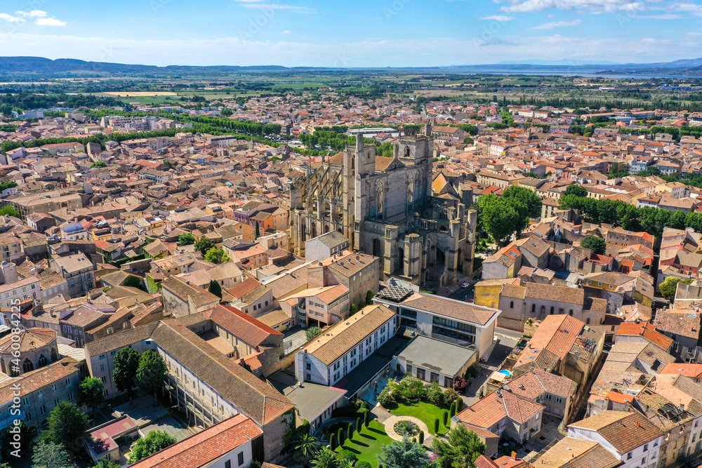 Luftaufnahme, Drohne Foto der historischen Altstadt von Narbonne mit der Kathedrale Saint-Just et Saint-Pasteur, Cité Ouest, Narbonne, Département Aude, Okzitanien, Frankreich