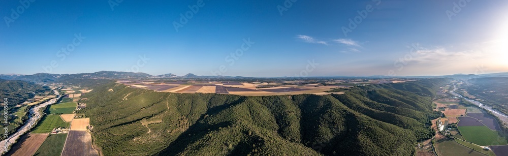 Panorama Luftaufnahme, Drohnenfoto vom Plateau de Valensole mit Blick auf blühende Lavendelfelder und die umgebende Landschaft, Brunet, Alpes-de-Haute-Provence, Frankreich