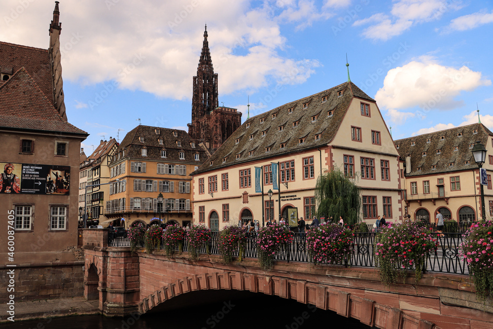 Historisches Straßburg; Pont du Corbeau mit Stadtmuseum und Münster