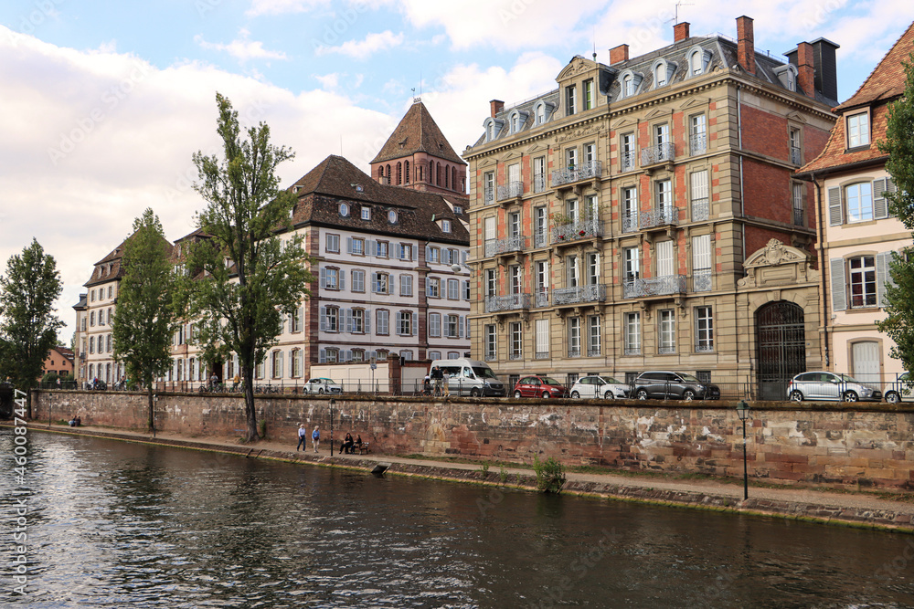 Straßburg; Illufer am Quai Saint-Thomas mit Stift und Thomaskirche