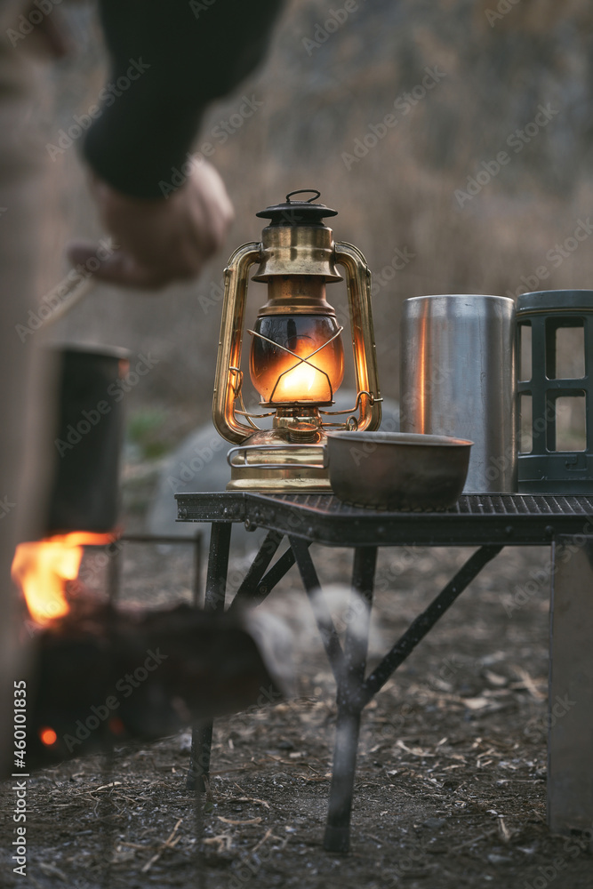 冬キャンプで調理する男性