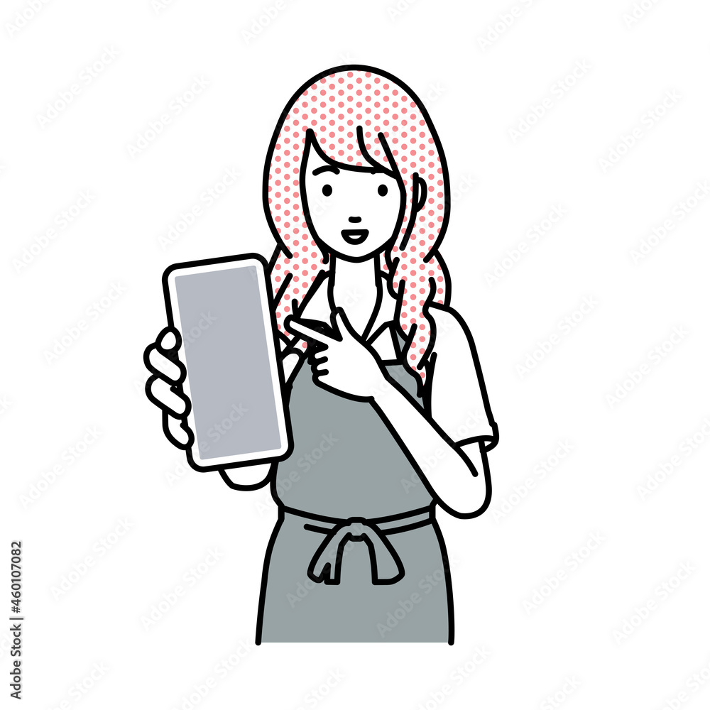 立ってスマートフォンを指差してこちらに向けて見せているカフェ店員の女性