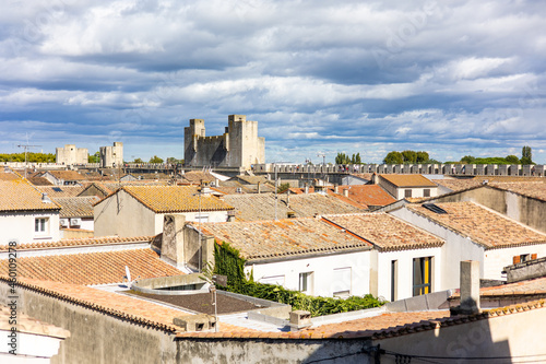 Vue sur les toits en tuiles de terre-cuite d'Aigues-Mortes par un temps nuageux (Occitanie, France)
