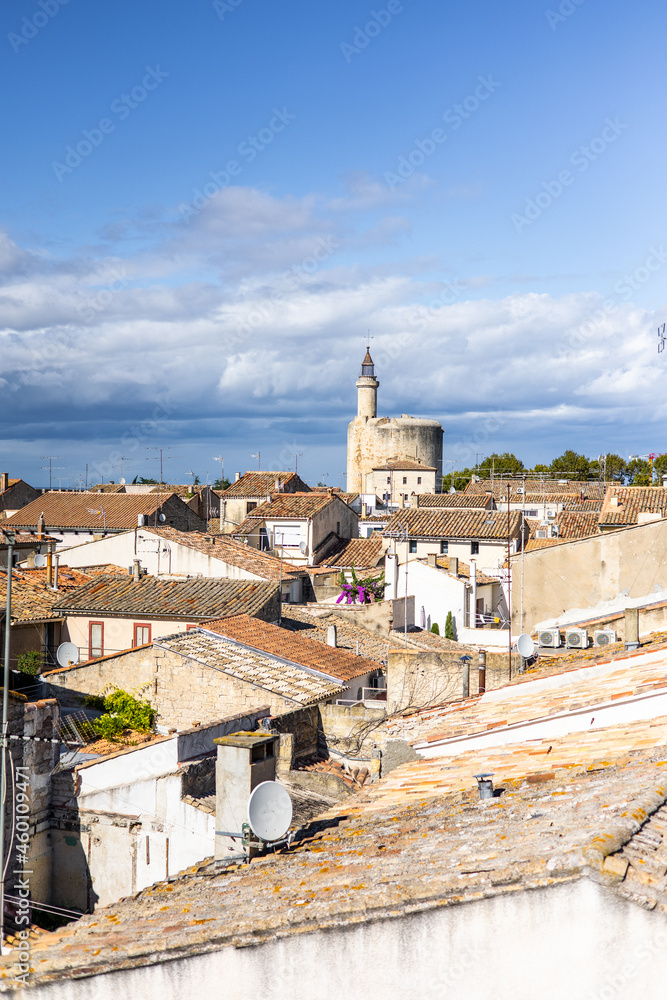 Vue sur les toits en tuiles de terre-cuite d'Aigues-Mortes par un temps nuageux (Occitanie, France)