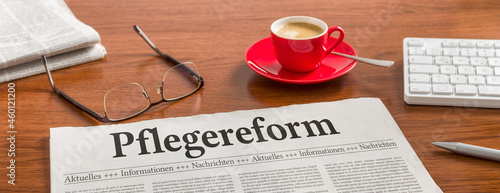 Zeitung auf Schreibtisch - Pflegereform