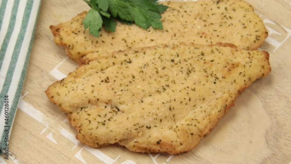 filet de poisson meunière dans une assiette filet de poisson meunière dans une assiette
