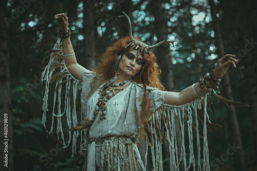 Foto dance of a shaman woman