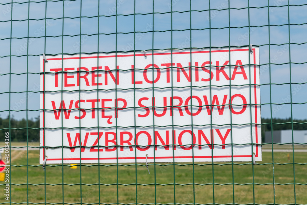 Sign Admission is strictly forbidden at the Airport (Polish: Teren lotniska wstep surowo wzbroniony). - obrazy, fototapety, plakaty 