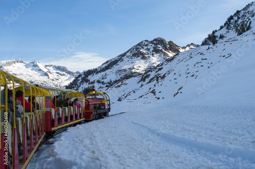 Le Petit train d'Artouste rouge et jaune dans les Pyrénées photo