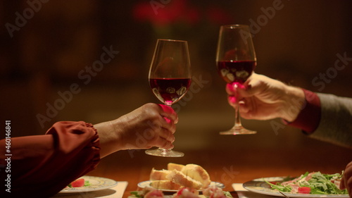 Foto Closeup clinking wine glasses in senior couple hands