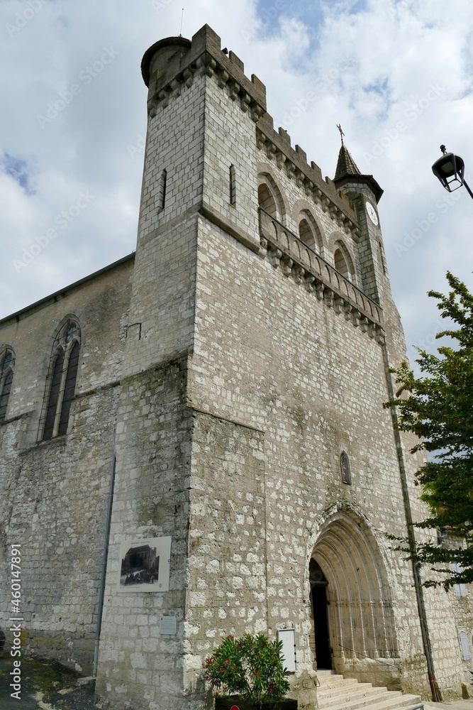 Façade de l’église Saint-André de Monflanquin