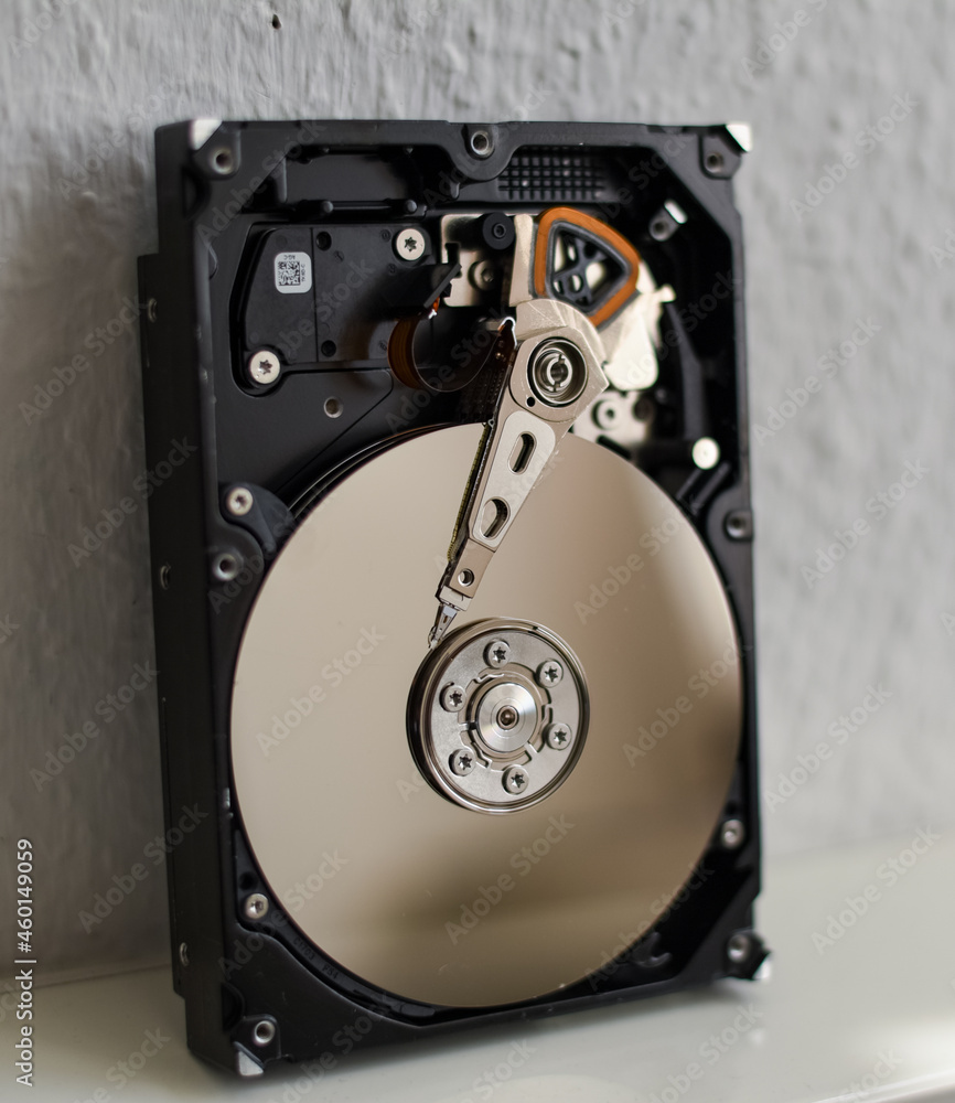 Geöffnete SATA-Festplatte - Symbolbild Geöffnete SATA-Festplatte - Symbolbild