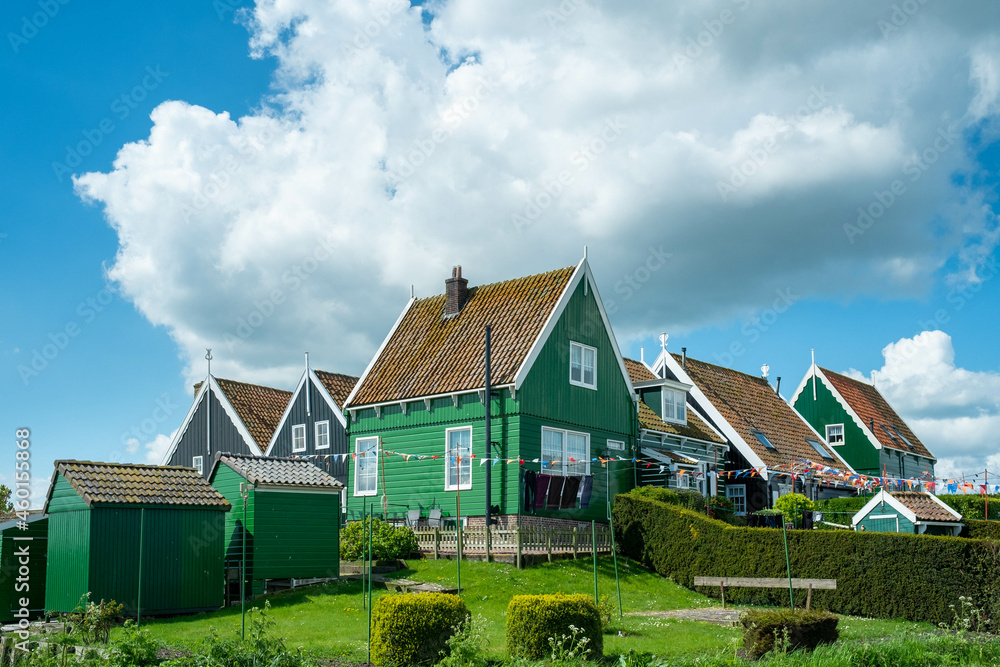 Het voormalige eiland Marken in het IJsselmeer, kenmerkt zich door kleurrijke huisjes die dichtopeen staan op de werven en ademt de sfeer van vroeger uit.