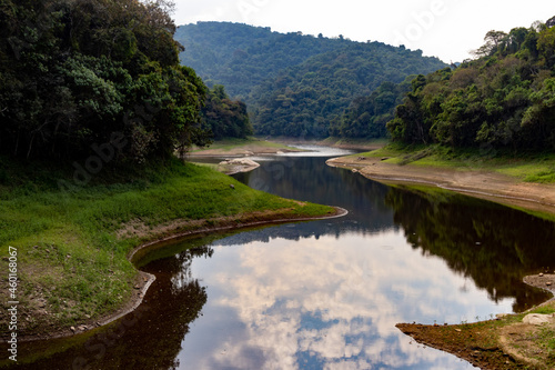 Represa com água abaixo da capacidade devido a crise hidrica.