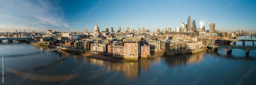 UK, London, Aerial view of downtown and River Thames at sunset - obrazy, fototapety, plakaty 