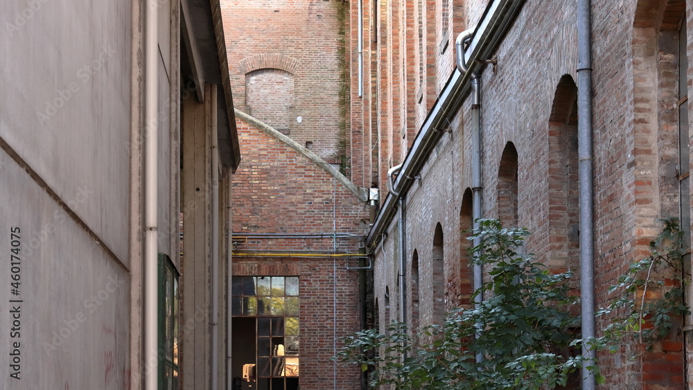 Vicolo vecchio edificio industriale di mattoni rossi