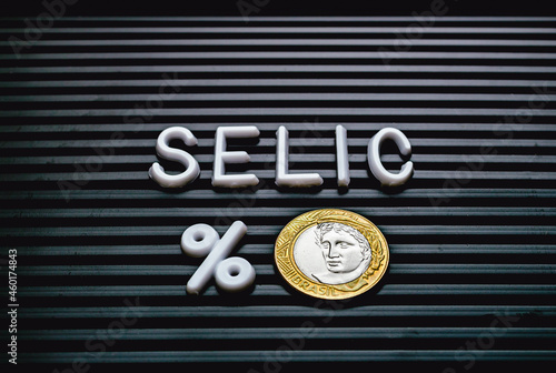 Taxa Selic, economia brasileira. Palavra Selic formada em uma quadro com letras e uma moeda de 1 Real. Dinheiro, Brasil, Economia, investimentos e juros. photo