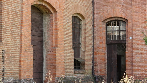 Vecchio edificio  porta e le finestre con vetri rotti