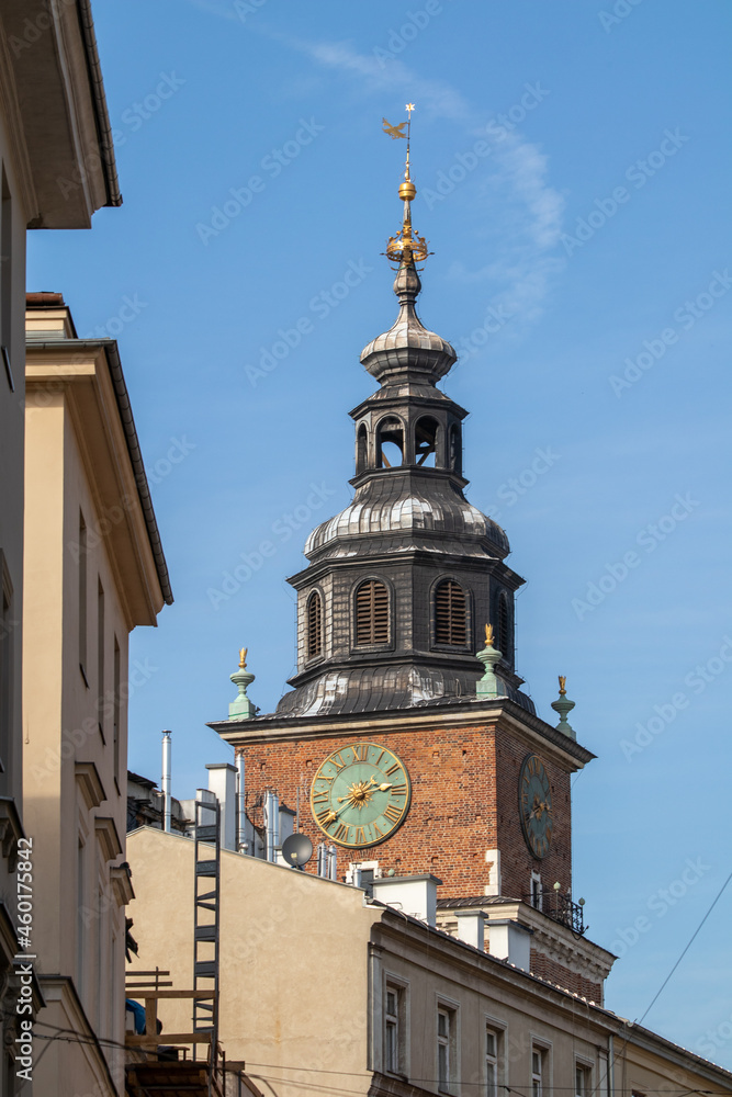 Wieża z zegarem w Krakowie latem