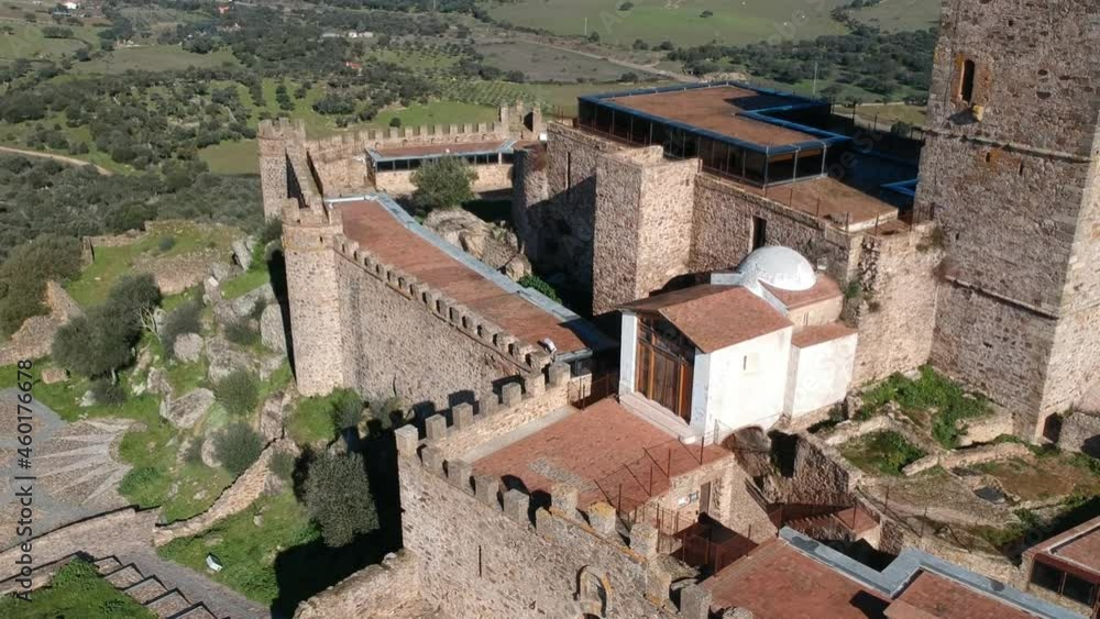 Castillo árabe medieval enclavado sobre la cima del cerro de miraflores volando con dron Castillo árabe medieval enclavado sobre la cima del cerro de miraflores volando con dron