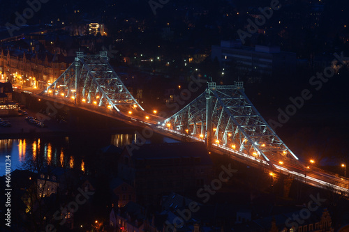 Loschwitzer Brücke in Dresden , auch Blaues Wunder genannt, bei Nacht in voller Beleuchtung von Oberloschwitz aus aufgenommen