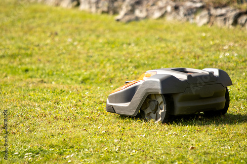 autonomiczna kosiarka jeżdząca po trawniku