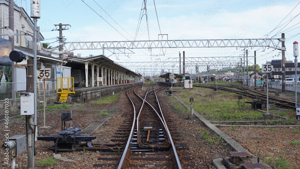 熊野古道の近くの朝の那智勝浦駅の構内が見える線路 3419