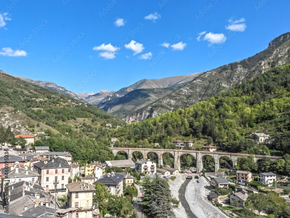 Paysage de montagne dans le Sud de la France avec un viaduc ferroviaire