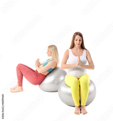 Young pregnant women with f...