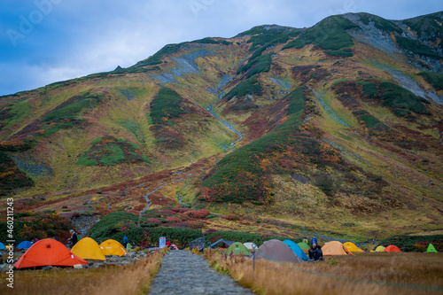 富山県立山町にある立山の紅葉の時期の早朝の風景 Early morning view of Tateyama in Tateyama Town, Toyama Prefecture, Japan, during the season of autumn leaves. 