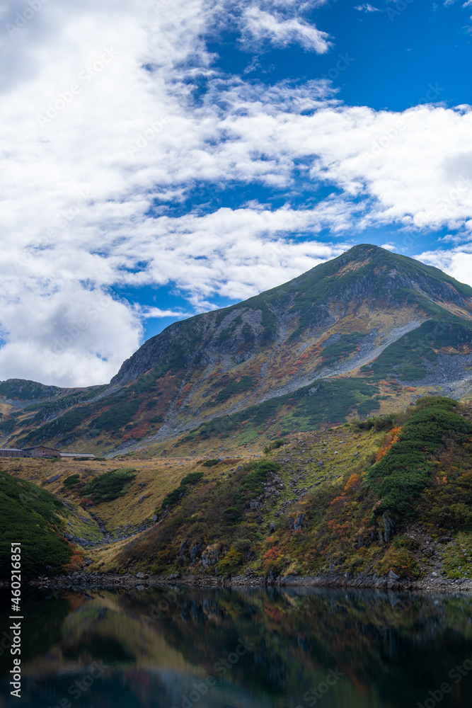 富山県立山町の立山の秋の紅葉の季節に登山している風景 Scenery of climbing Tateyama Mountain in Tateyama Town, Toyama Prefecture, Japan during the season of autumn leaves. 