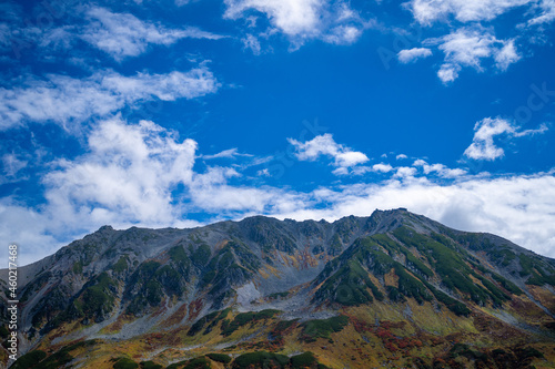 富山県立山町の立山の秋の紅葉の季節に登山している風景 Scenery of climbing Tateyama Mountain in Tateyama Town, Toyama Prefecture, Japan during the season of autumn leaves. 