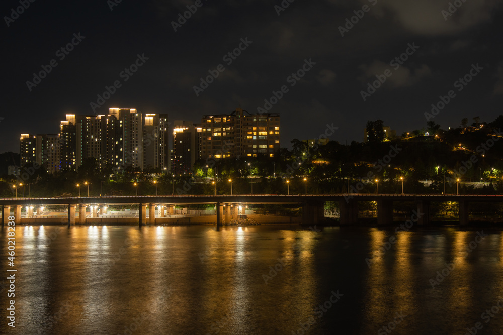 Fototapeta premium 夜のリバーサイド