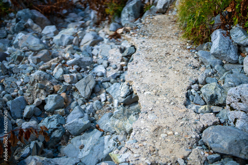 富山県立山町の立山の秋の紅葉の季節に登山している風景 Scenery of climbing Tateyama Mountain in Tateyama Town, Toyama Prefecture, Japan during the season of autumn leaves. 