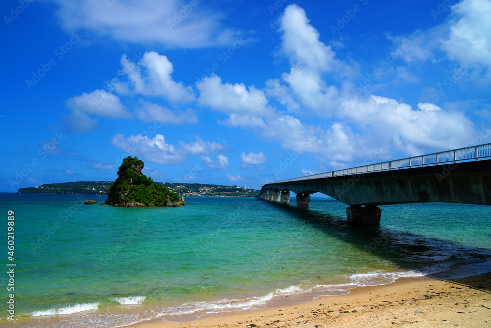 南国沖縄の美しい海と古宇利島へ架かる古宇利大橋