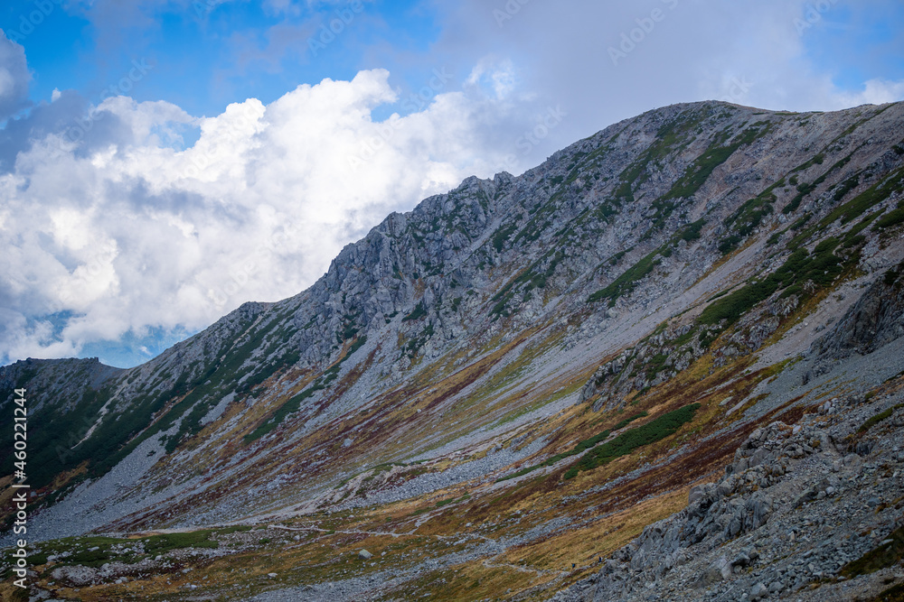 Obraz premium 富山県立山町の立山の秋の紅葉の季節に登山している風景 Scenery of climbing Tateyama Mountain in Tateyama Town, Toyama Prefecture, Japan during the season of autumn leaves. 