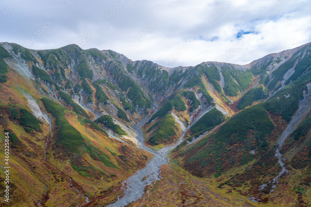 富山県立山町の立山の秋の紅葉の季節に登山している風景 Scenery of climbing Tateyama Mountain in Tateyama Town, Toyama Prefecture, Japan during the season of autumn leaves. 富山県立山町の立山の秋の紅葉の季節に登山している風景 Scenery of climbing Tateyama Mountain in Tateyama Town, Toyama Prefecture, Japan during the season of autumn leaves.