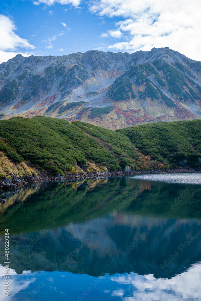 富山県立山町の立山の秋の紅葉の季節に登山している風景 Scenery of climbing Tateyama Mountain in Tateyama Town, Toyama Prefecture, Japan during the season of autumn leaves. 