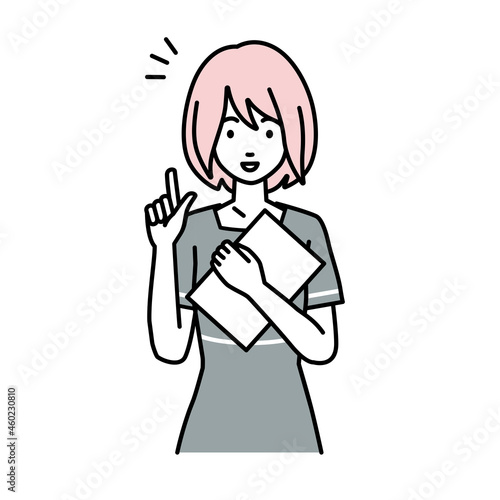 立って書類を手に持って何かひらめいたエステ店員の女性